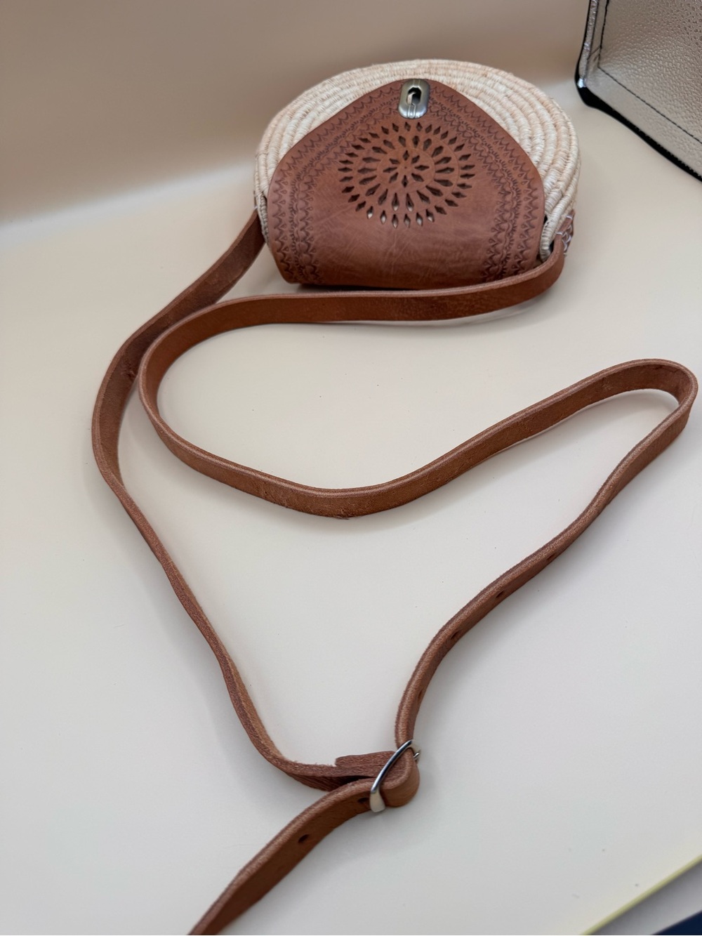 Source Unknown Beige Woven Round Crossbody with Brown Leather Flap - Picture 7 of 14